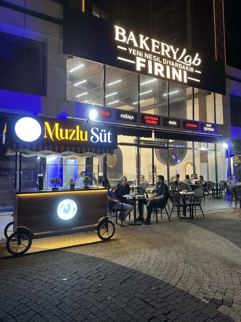 Bakery Lab terası, akşam